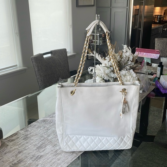Chanel Vintage White Tote w/Gold hardware*BEAUTIFUL PIECE at bargain price! - Picture 1 of 14
